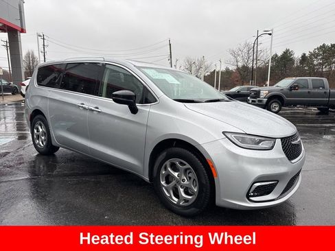 Used 2024 Chrysler Pacifica Limited image 9