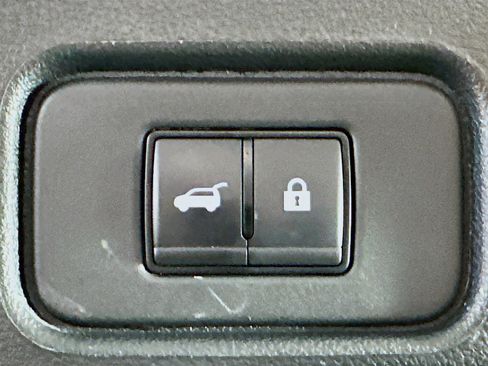 Used 2025 Nissan Pathfinder SV image 30