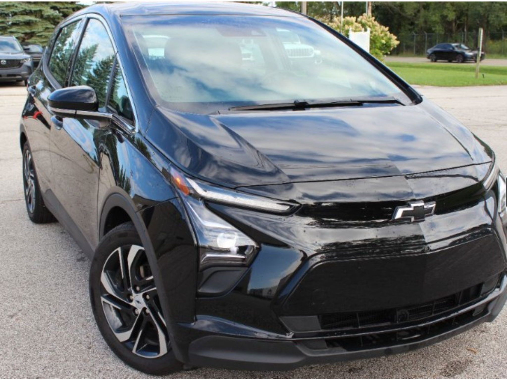 Used 2023 Chevrolet Bolt LT w/ Infotainment Package FWD image 2