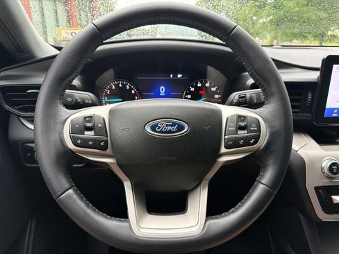 Used 2023 Ford Explorer XLT AWD/4WD image 32
