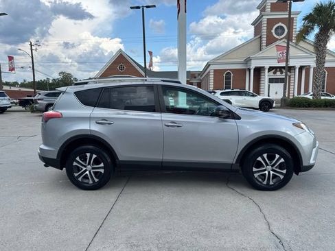 Used 2017 Toyota RAV4 LE FWD image 4