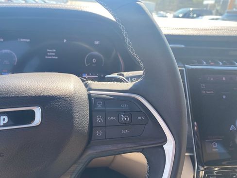 Used 2023 Jeep Grand Cherokee Limited w/ Black Appearance Package image 25