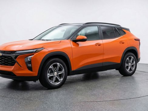 Used 2025 Chevrolet Blazer LT FWD image 3