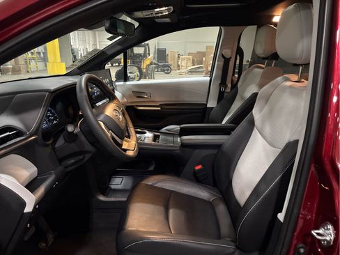 Certified 2025 Toyota Sienna XSE image 9