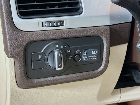 Used 2013 Volkswagen Touareg TDI image 11