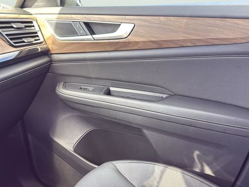 Used 2025 Volkswagen Atlas SE image 24