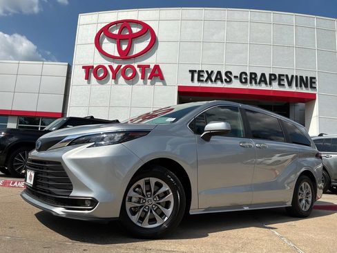 Used 2025 Toyota Sienna XLE FWD image 2