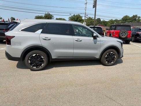 Certified 2025 Kia Sorento S w/ Panoramic Sunroof Package AWD/4WD image 8