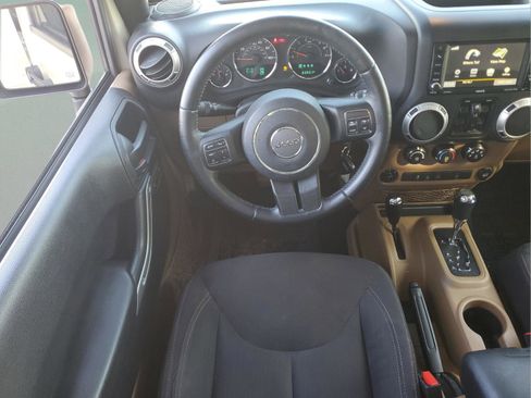 Used 2016 Jeep Wrangler Unlimited Sahara w/ Connectivity Group AWD/4WD image 10