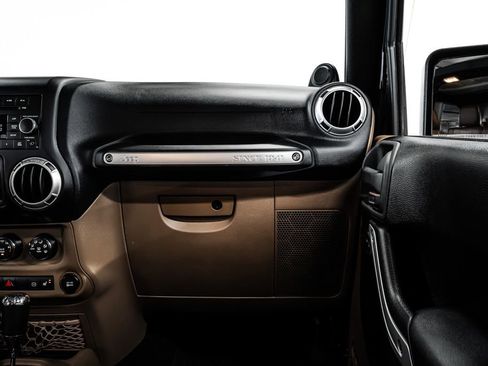 Used 2012 Jeep Wrangler Unlimited Rubicon w/ Dual Top Group AWD/4WD image 28