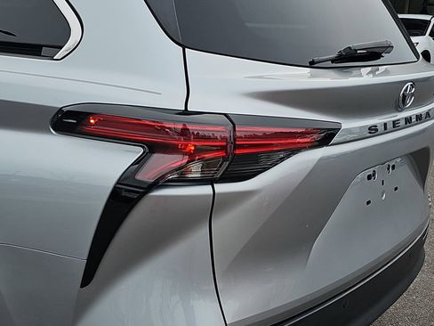 Used 2021 Toyota Sienna XLE image 40