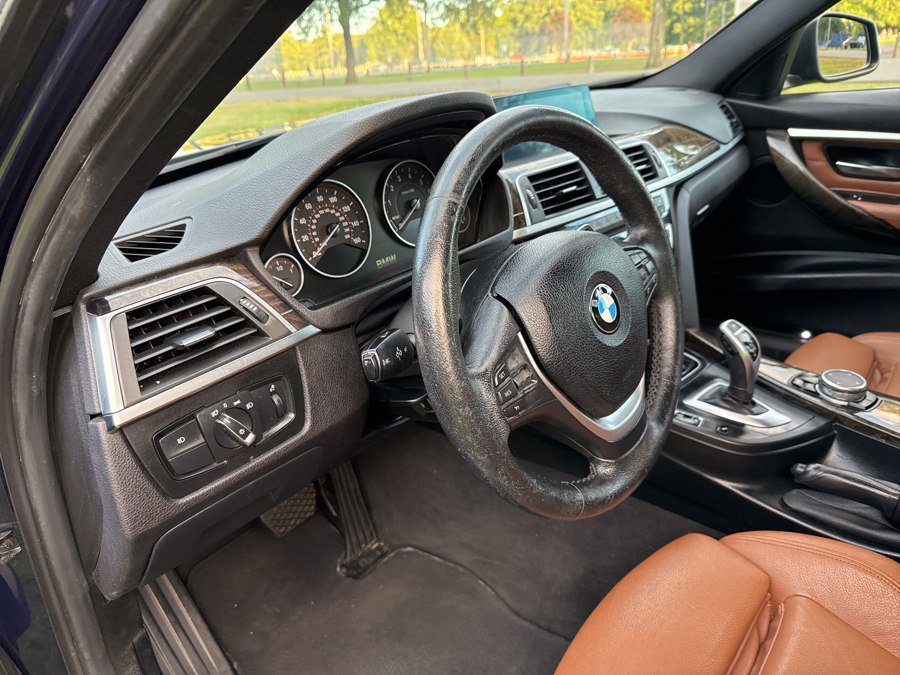 Used 2017 BMW 330i xDrive Sedan AWD/4WD image 4