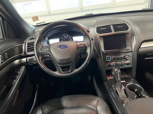 Used 2018 Ford Explorer XLT w/ Equipment Group 202A AWD/4WD image 8