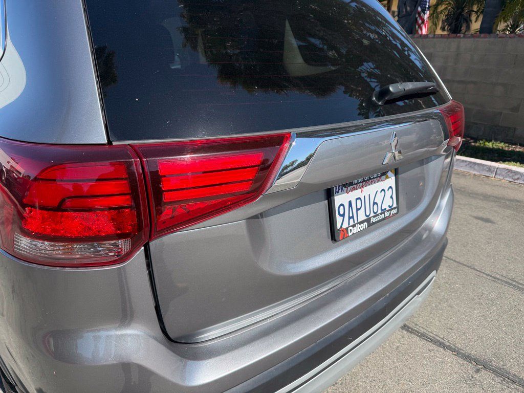 Used 2020 Mitsubishi Outlander SE FWD image 14