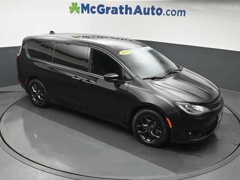 Used 2020 Chrysler Pacifica Touring w/ S Appearance Package FWD image 3
