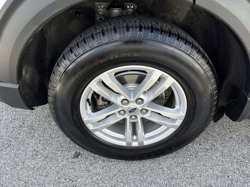 Used 2022 Ford Explorer XLT w/ Class IV Trailer Tow Package AWD/4WD image 32