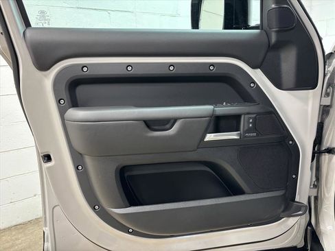 New 2026 Land Rover Defender 130 X-Dynamic SE image 25