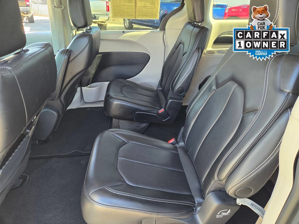 Used 2024 Chrysler Pacifica Touring-L FWD image 11