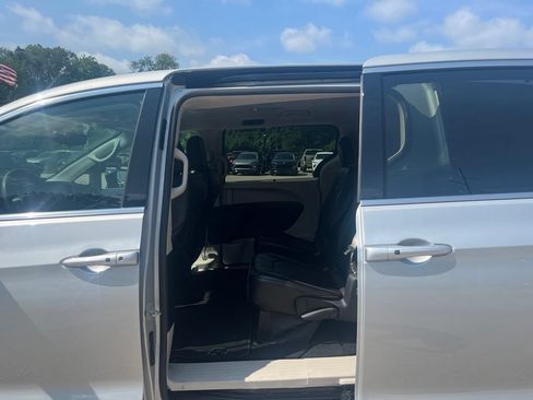 Used 2024 Chrysler Pacifica Touring-L FWD image 29