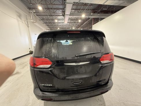 Used 2023 Chrysler Voyager LX image 7