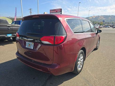 Used 2022 Chrysler Voyager LX FWD image 10