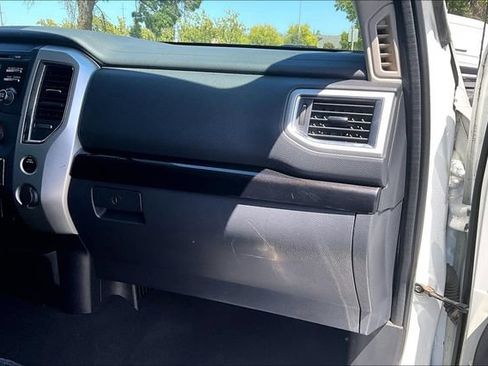 Used 2017 Nissan Titan SV RWD image 15