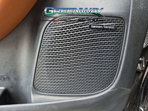 Used 2024 Chrysler Pacifica Pinnacle FWD image 10