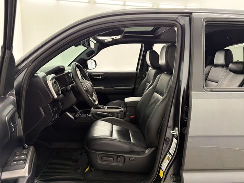 Used 2021 Toyota Tacoma Limited RWD image 5