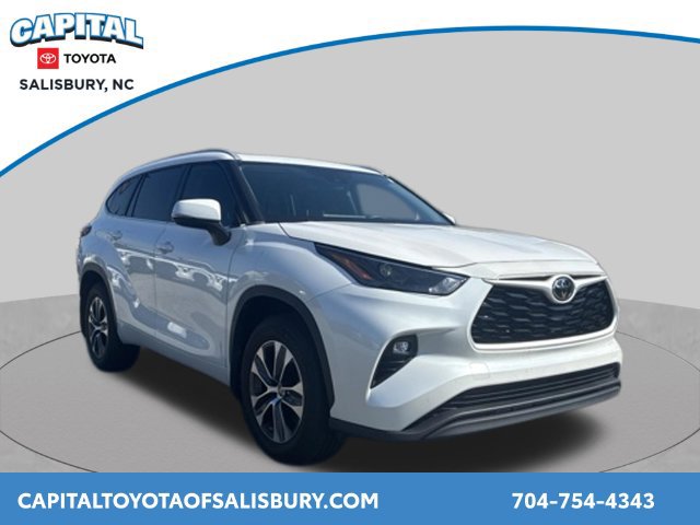 Used 2024 Toyota Highlander XLE FWD image 1