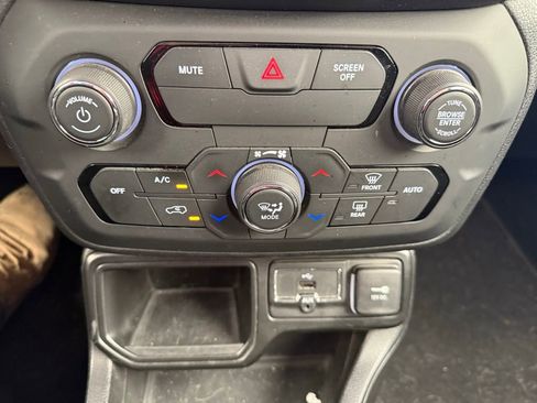 Used 2018 Jeep Renegade Latitude image 23