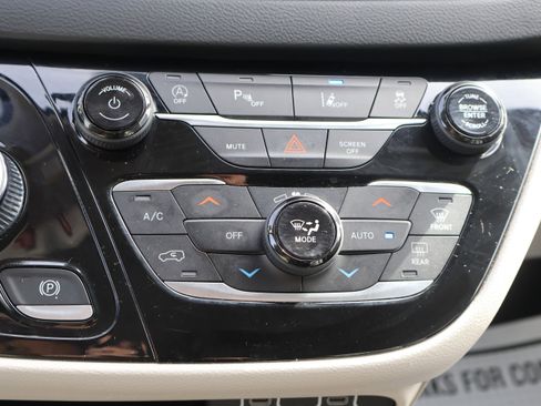 Used 2023 Chrysler Pacifica Touring-L image 23