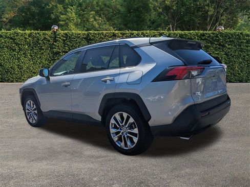 Used 2021 Toyota RAV4 XLE Premium image 6