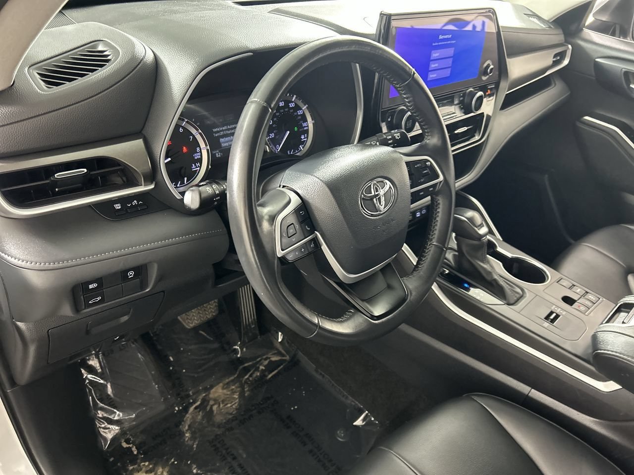 Used 2024 Toyota Highlander XLE FWD image 13
