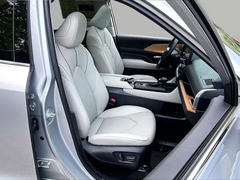 Certified 2024 Toyota Grand Highlander AWD image 8