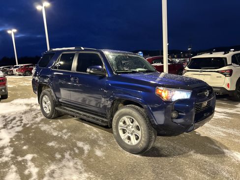 Used 2020 Toyota 4Runner SR5 Premium image 2