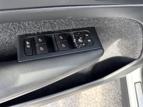 Used 2019 Volvo XC40 T4 R-Design image 15