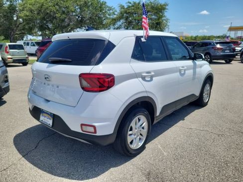 Used 2022 Hyundai Venue SE w/ Cargo Package FWD image 4