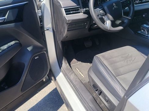 Used 2025 Mitsubishi Outlander SE image 5