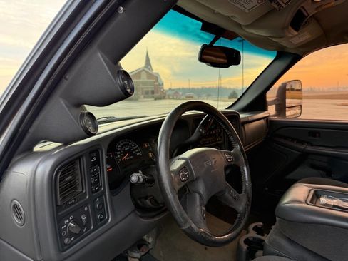 Used 2006 GMC Sierra 3500 SLE w/ Heavy-Duty Power Package image 12