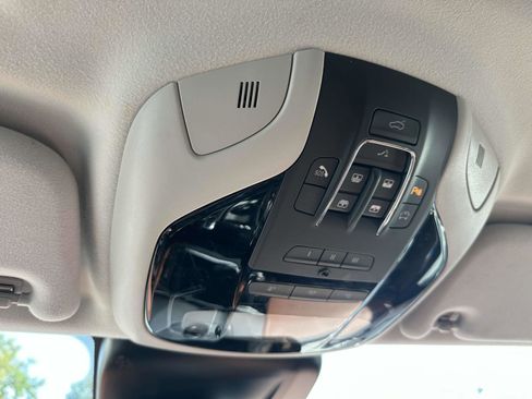 Used 2021 Maserati Levante image 28