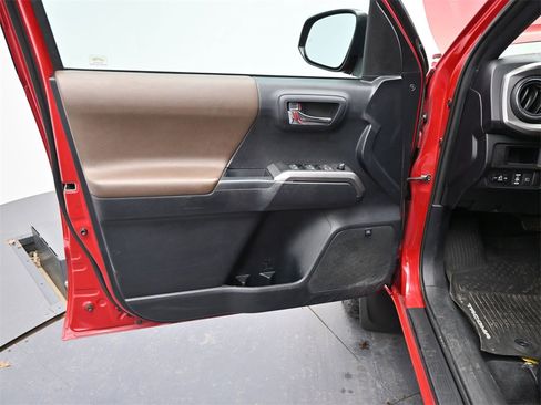 Used 2019 Toyota Tacoma Limited image 17