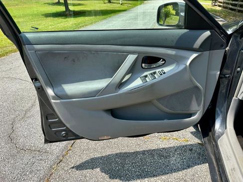 Used 2011 Toyota Camry image 9