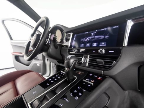 Certified 2024 Porsche Macan AWD/4WD image 31