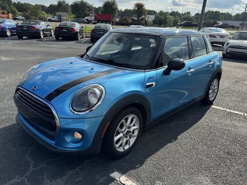 Used 2019 MINI Cooper 4-Door Hardtop w/ Signature Upholstery Package image 6