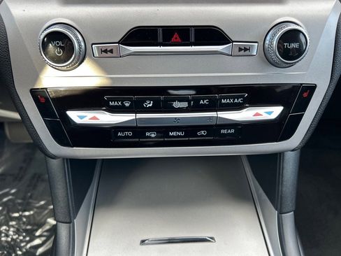 Used 2023 Ford Explorer XLT image 30