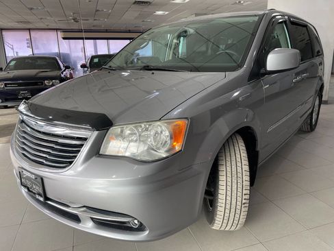 Used 2014 Chrysler Town & Country Touring image 3