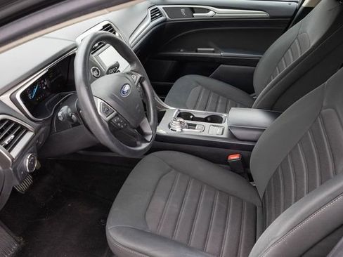 Used 2019 Ford Fusion SE image 2