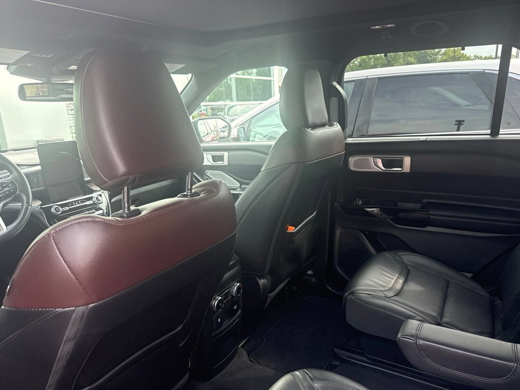 Used 2023 Ford Explorer Platinum w/ Technology Package AWD/4WD image 7