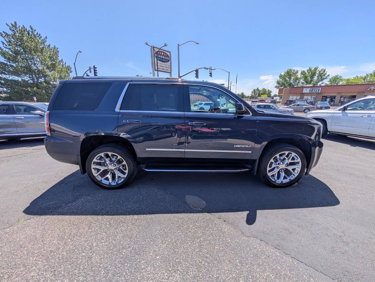 Used 2017 GMC Yukon Denali AWD/4WD image 8
