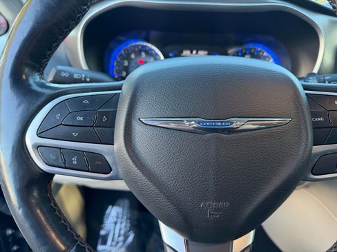 Used 2020 Chrysler Pacifica Touring-L image 19